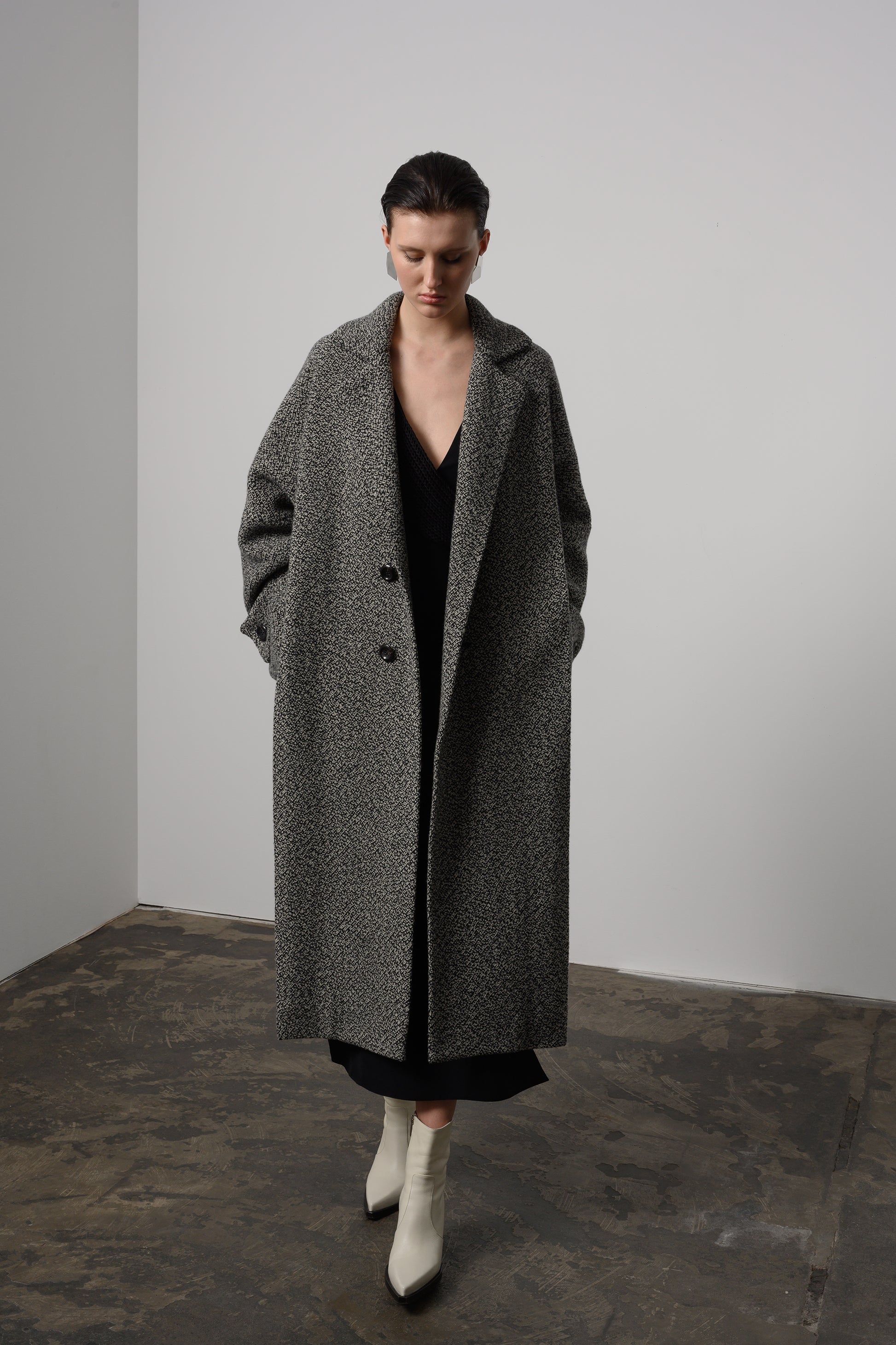 Stylish long kinono coat with a black and white woollen fabric, featuring a notched collar, single-button front closure, and soft shoulders for a sophisticated, timeless look